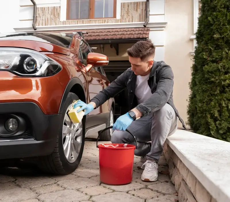 Lavage auto à domicile Elbeuf : professionnel intervenant sur un véhicule
